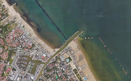Figura 2B: Esempi di fenomeni di divaricazione della linea di riva in corrispondenza del porto di Cesenatico