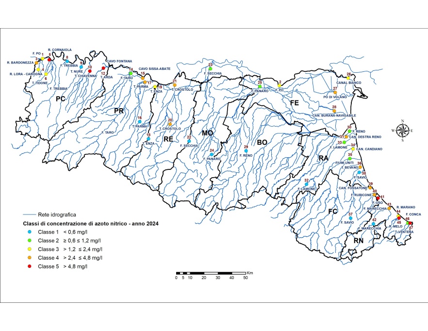 Distribuzione territoriale dei punti di monitoraggio in chiusura di bacino e relativa classe di concentrazione (LIMeco) azoto nitrico (2024). Sopra il simbolo della stazione il codice della stazione