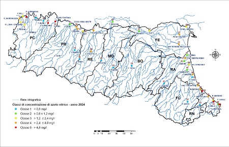 Figura 2: Distribuzione territoriale dei punti di monitoraggio (chiusure di bacino) e relativa classe di concentrazione (LIMeco) di azoto nitrico (2024). Nota: sopra il simbolo della stazione è riportato il codice stazione