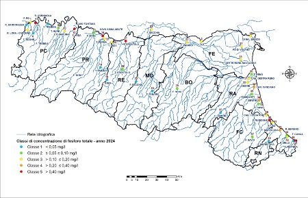 Figura 2: Distribuzione territoriale dei punti di monitoraggio (chiusure di bacino) e relativa classe di concentrazione di fosforo totale (2024). Nota: sopra il simbolo della stazione è riportato il codice stazione