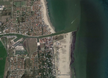 Figura 2A: Esempi di fenomeni di divaricazione della linea di riva in corrispondenza del porto di Porto Garibaldi
